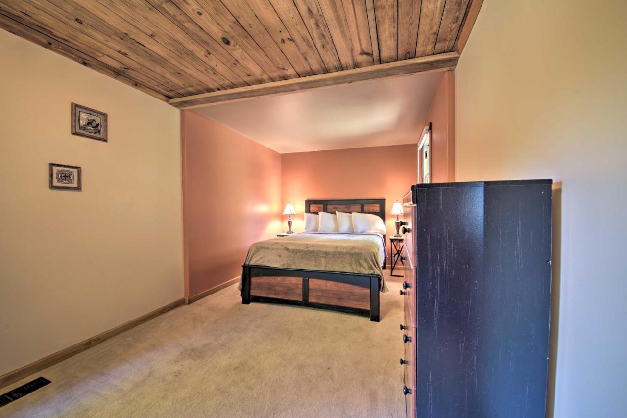Pet-Friendly Cottage With Fire Pit - 3 Mi To Siu! Carbondale Eksteriør billede